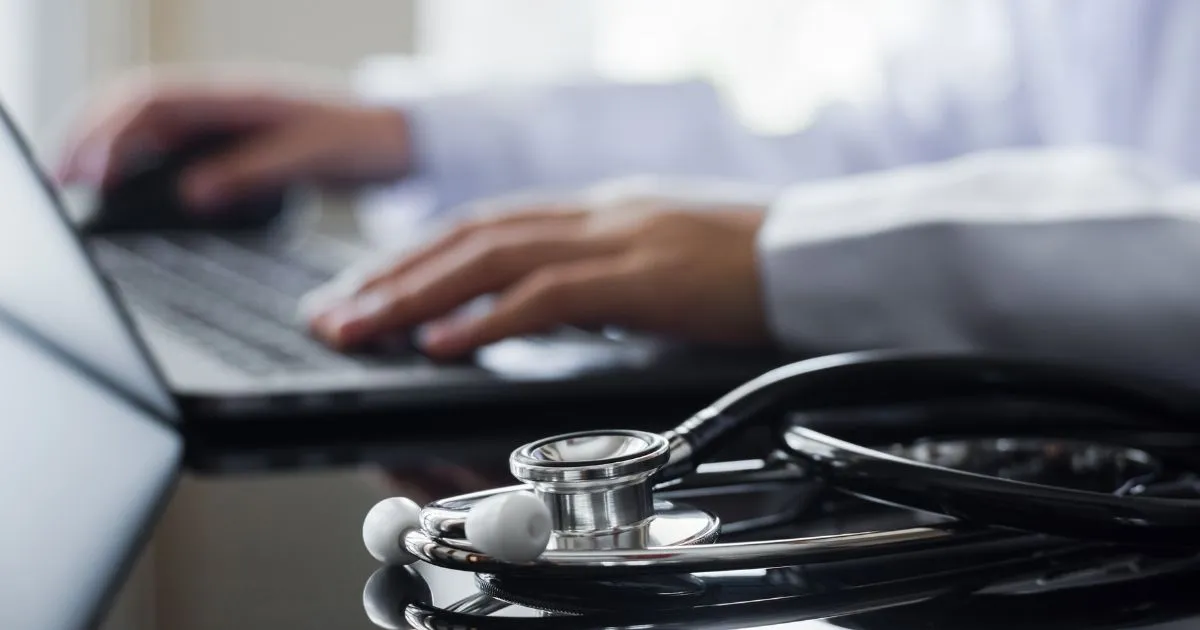 médico trabajando con ordenador