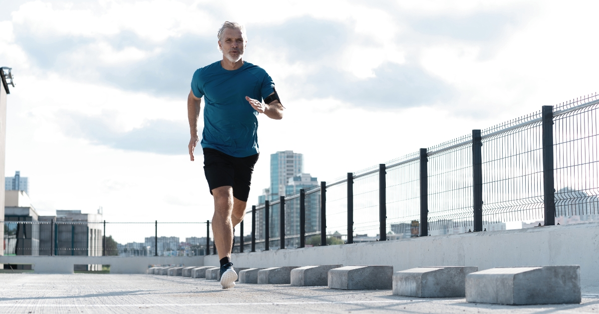 Hombre corriendo por un puente
