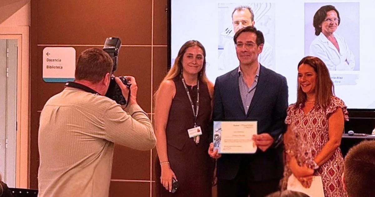 El Dr. Peinado recibiendo el Premio Práctica 2025