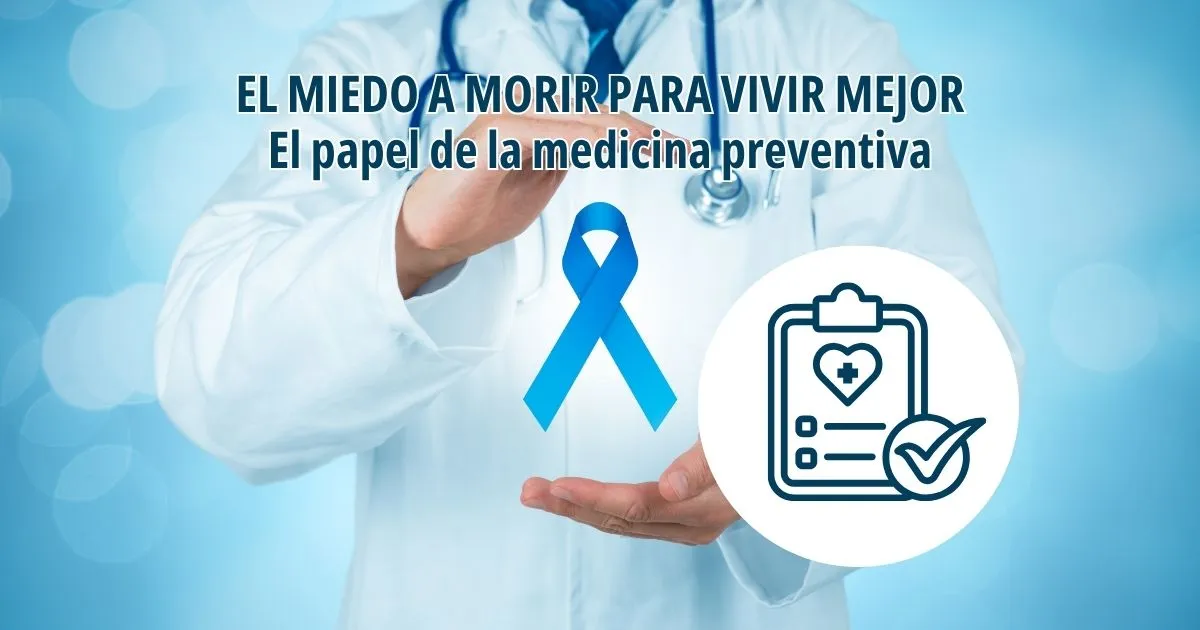 Doctor con lazo azul entre las manos como símbolo de salud masculina y elemento gráfico de chequeo preventivo